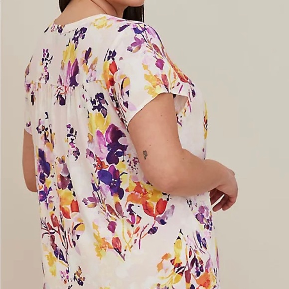 TORRID | Hi-Lo Short Sleeve Blouse - Picture 2 of 4